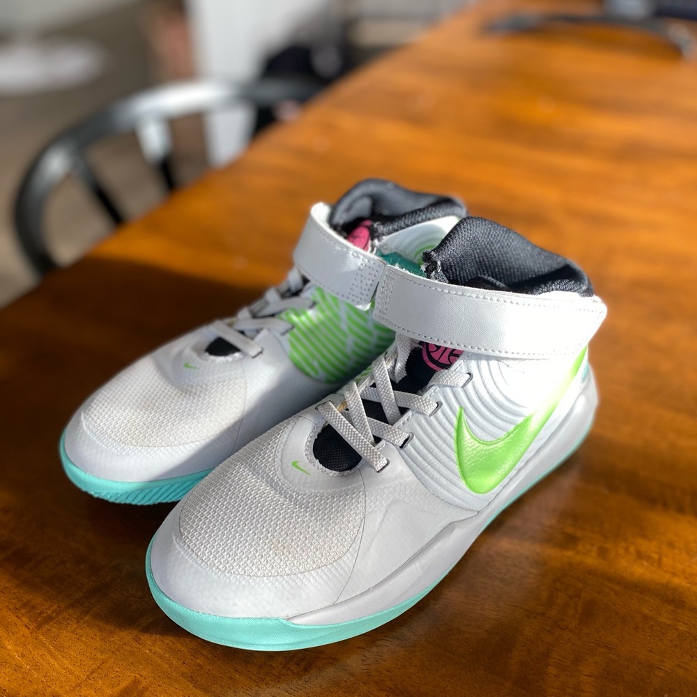 Girls Nike Team Hustle Basketball Shoe size 3.5